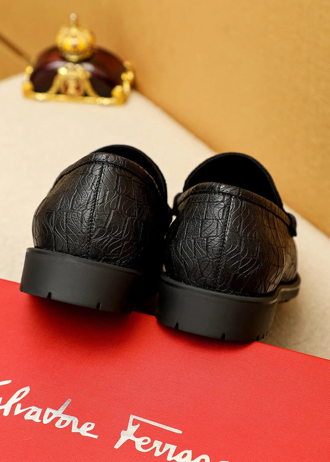 Men's shoes 💰520 💐 Product trademark: Ferragamo "Ferragamo" casual leather shoes Regular size: 38-44 (45.46🉑️customized) Product materials: Selected imported first-layer calfskin embossed upper + original hardware buckle, imported water-dyed cow leather lining. Strong three-dimensional visual effect, original outsole color: 1⃣️color optional